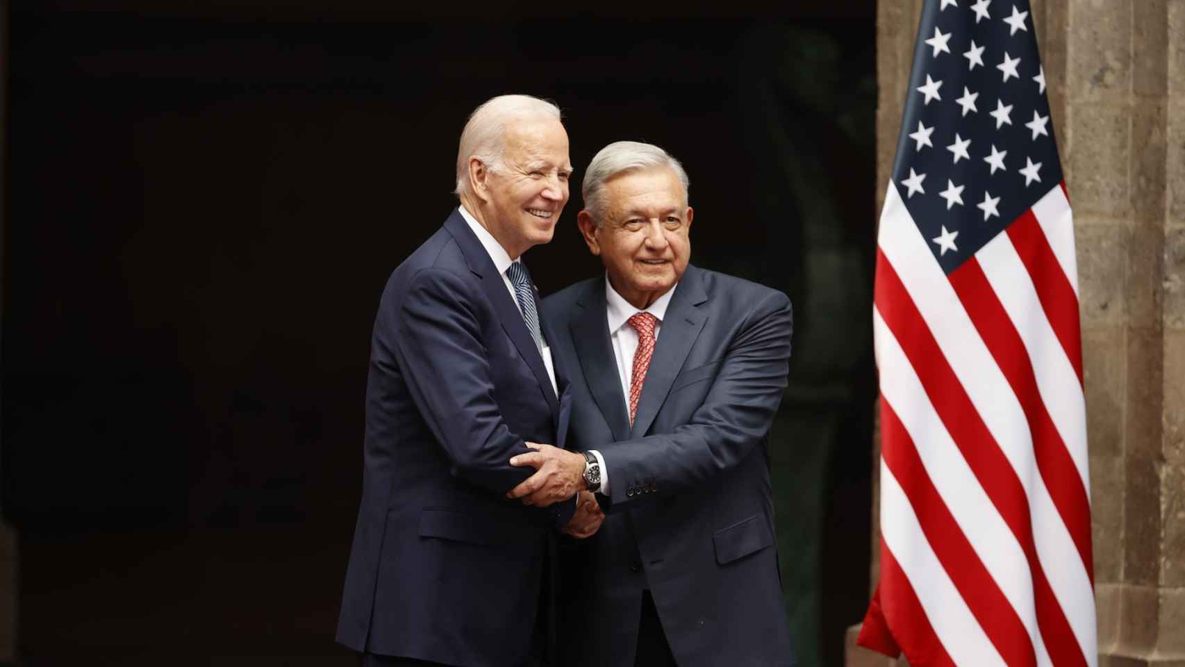 El presidente de México, Andrés Manuel López Obrador (d), saluda al presidente de EEUU, Joe Biden, en el Palacio Nacional de Ciudad de México (México).