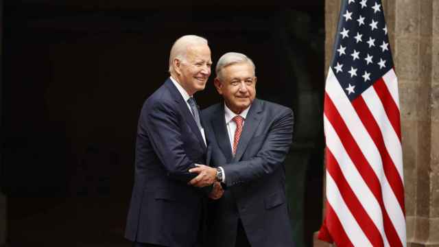 El presidente de México, Andrés Manuel López Obrador (d), saluda al presidente de EEUU, Joe Biden, hoy, en el Palacio Nacional de Ciudad de México (México). EFE José Méndez