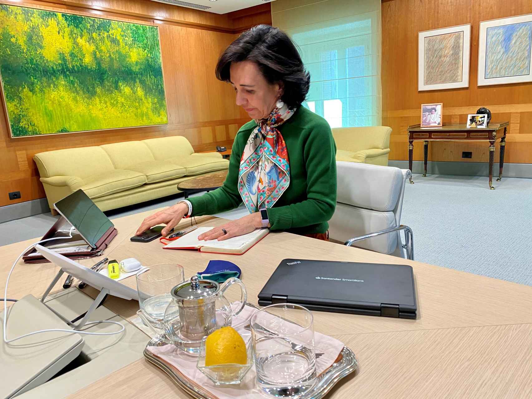 La presidenta del Banco Santander, trabajando en la mesa de su despacho.