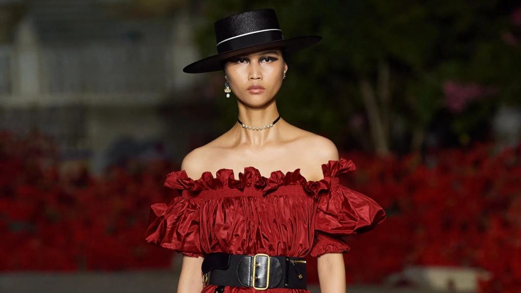 Un look de la colección Crucero 2023 de Dior.