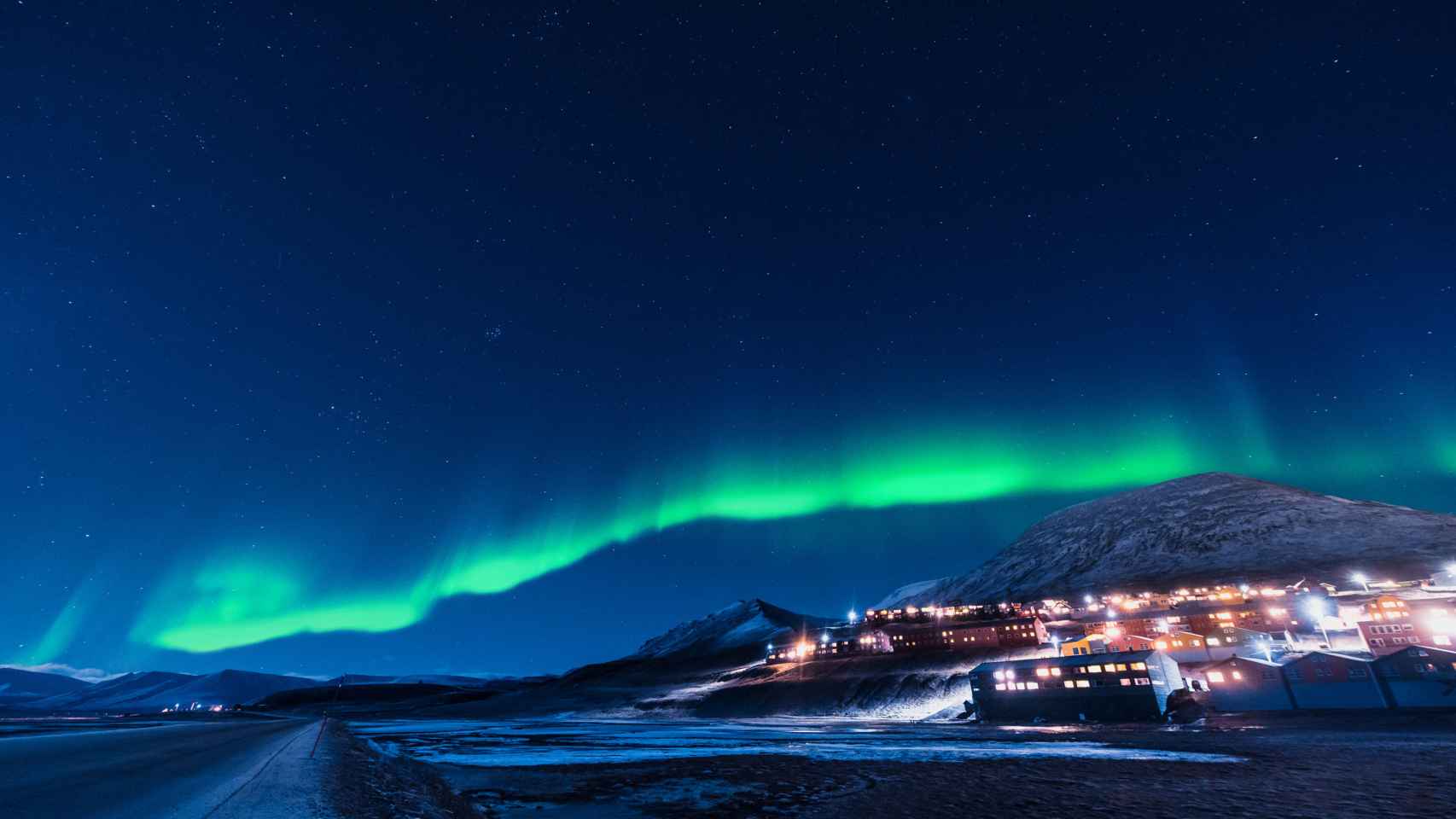 Panorámica de Longyearbyen durante una aurora boreal.