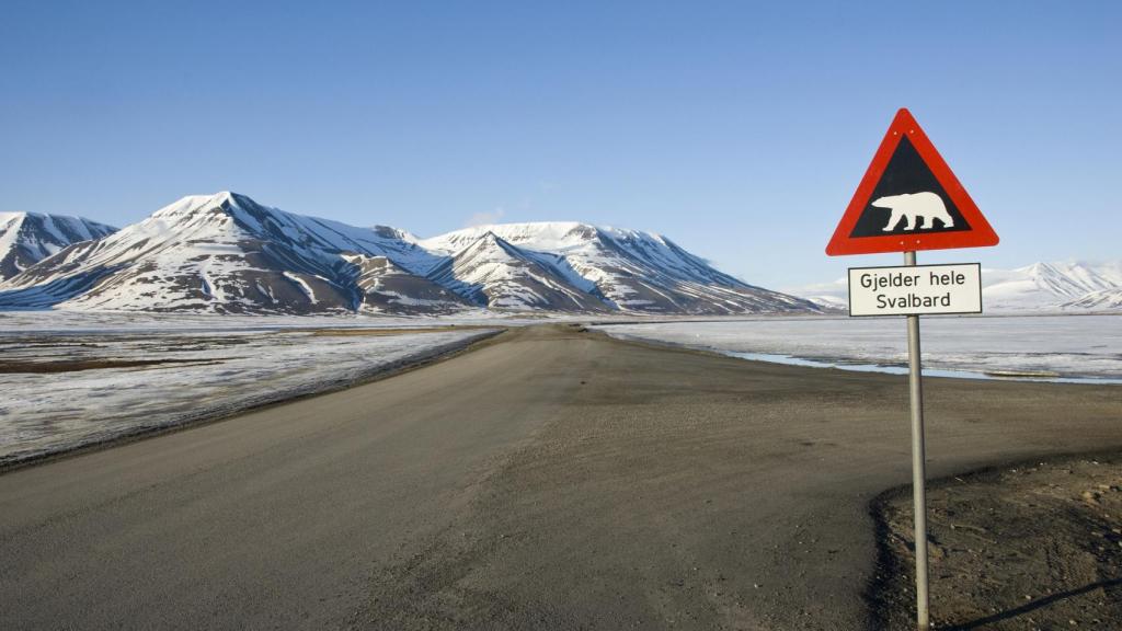 Señal en Svalbard advirtiendo de la presencia de osos polares.