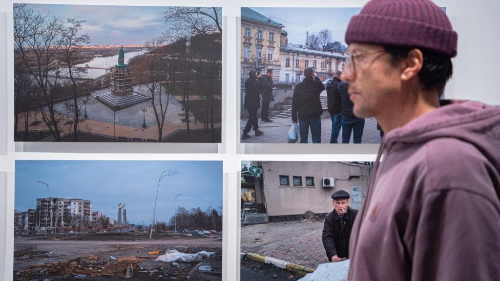 Fukunaga posa junto a varias de sus fotografías.