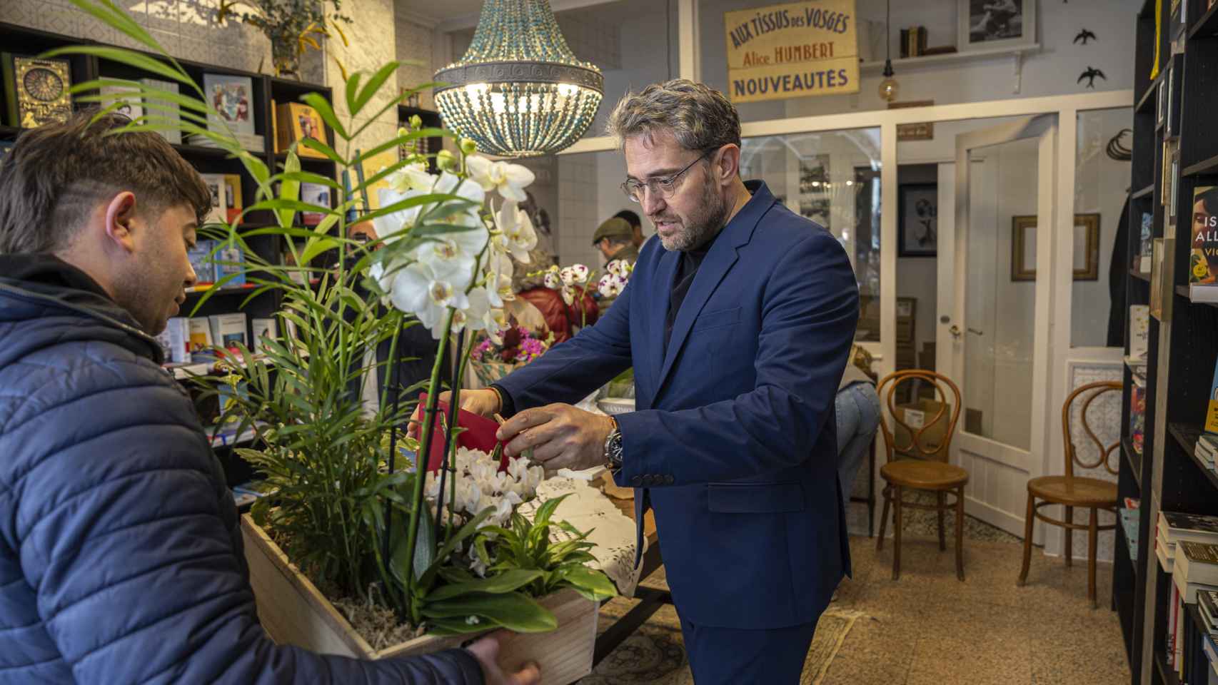 Máximo Huerta recibe un ramo de flores de un lector.