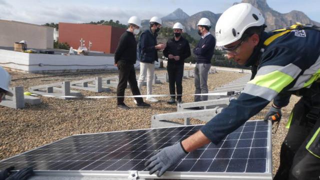 Instalación de placas solares en un edificio municipal de La Nucía, en imagen de archivo.