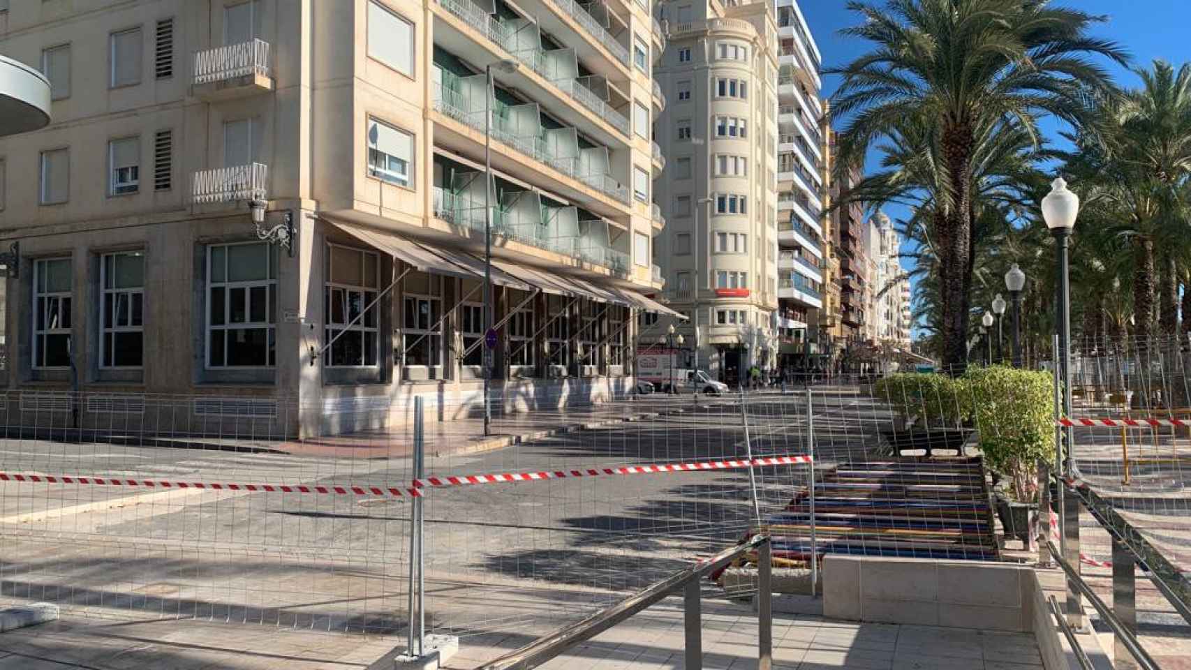 Las vallas de obras llegan al fondo de saco de La Explanada de Alicante.
