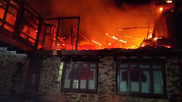 Imagen del incendio en el pueblo de León.