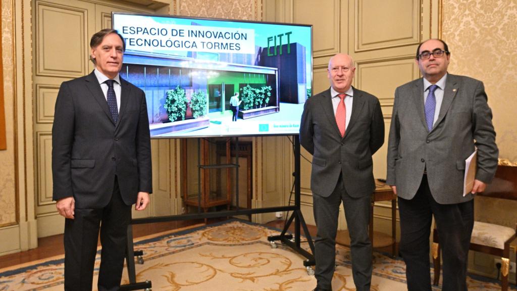 El alcalde de Salamanca, Carlos García Carbayo, junto a los concejales Fernando Rodríguez y Juan José Sánchez, presentan el nuevo espacio tecnológico