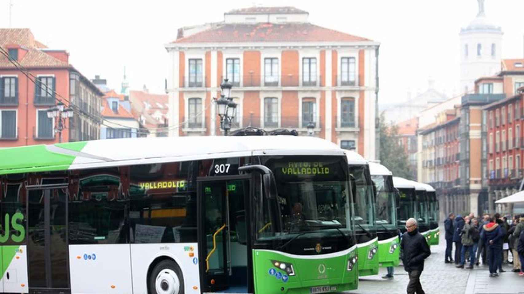 Un bus de Auvasa en la Plaza Mayor de Valladolid