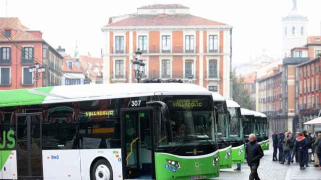 Un bus de Auvasa en la Plaza Mayor de Valladolid