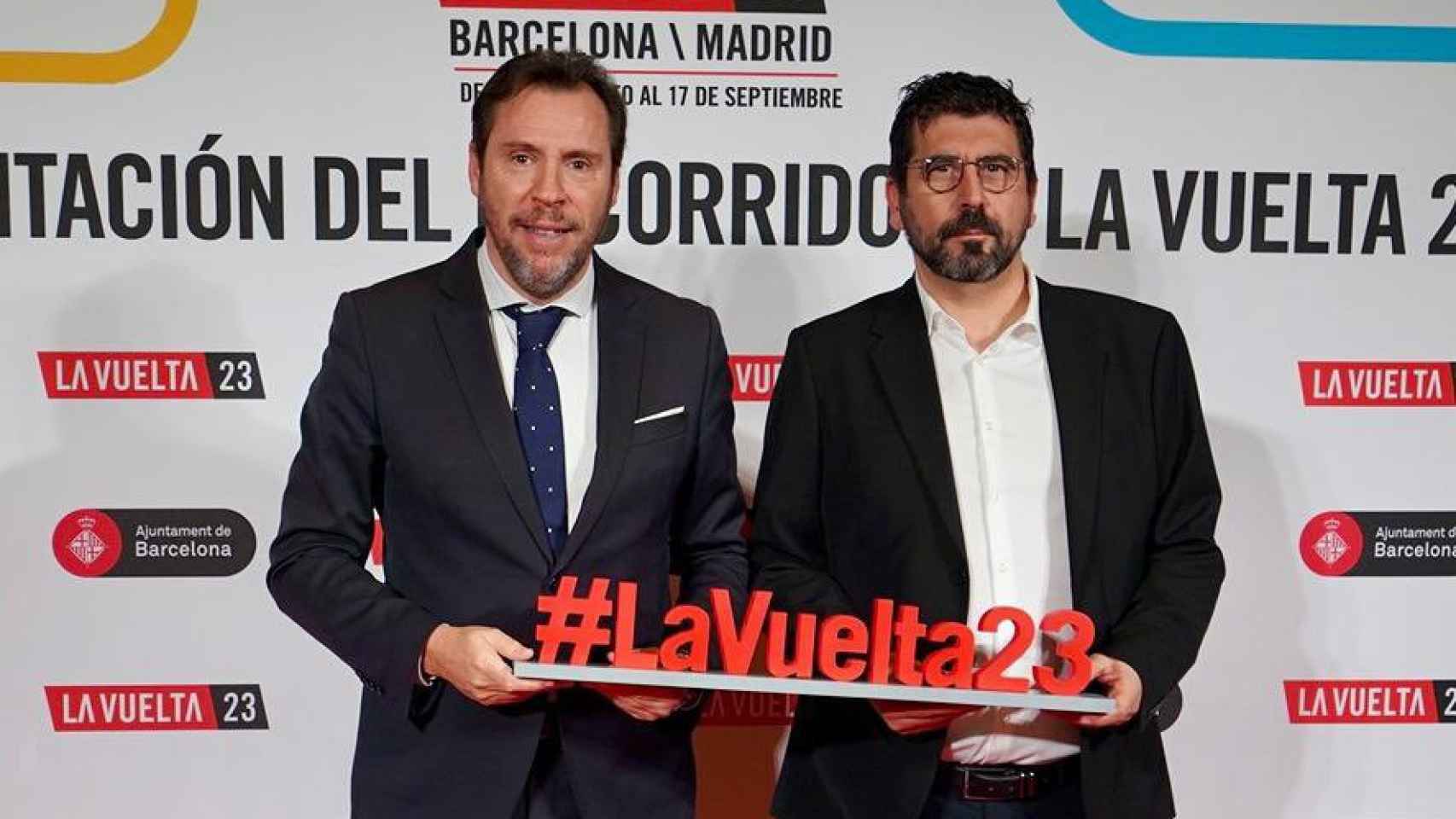 El alcalde de Valladolid, Óscar Puente, con el concejal de Deportes, Alberto Bustos, en la presentación de La Vuelta 2023