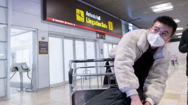 Un ciudadano procedente de China en su llegada a un aeropuerto español.