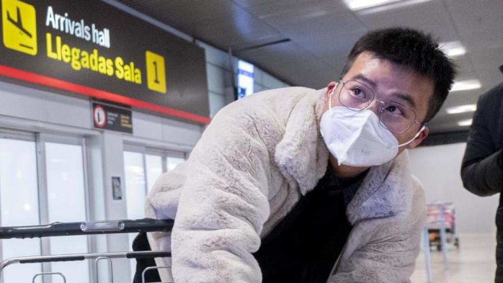 Un ciudadano procedente de China en su llegada a un aeropuerto español.