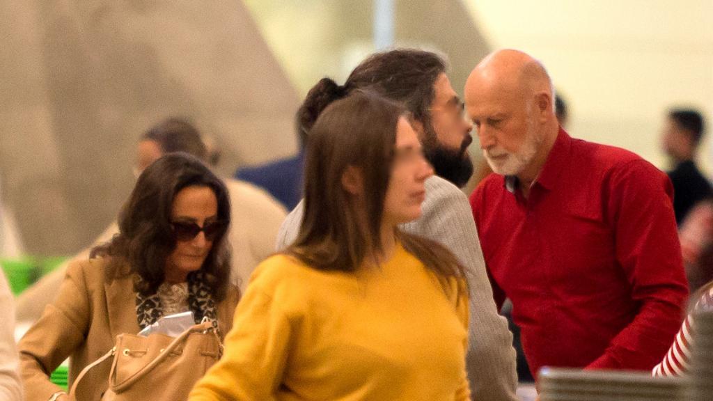 Paloma Rocasolano, madre de Letizia, y su pareja, Marcus, el 27 de diciembre de 2022 en el aeropuerto de Adolfo Suárez Madrid-Barajas.