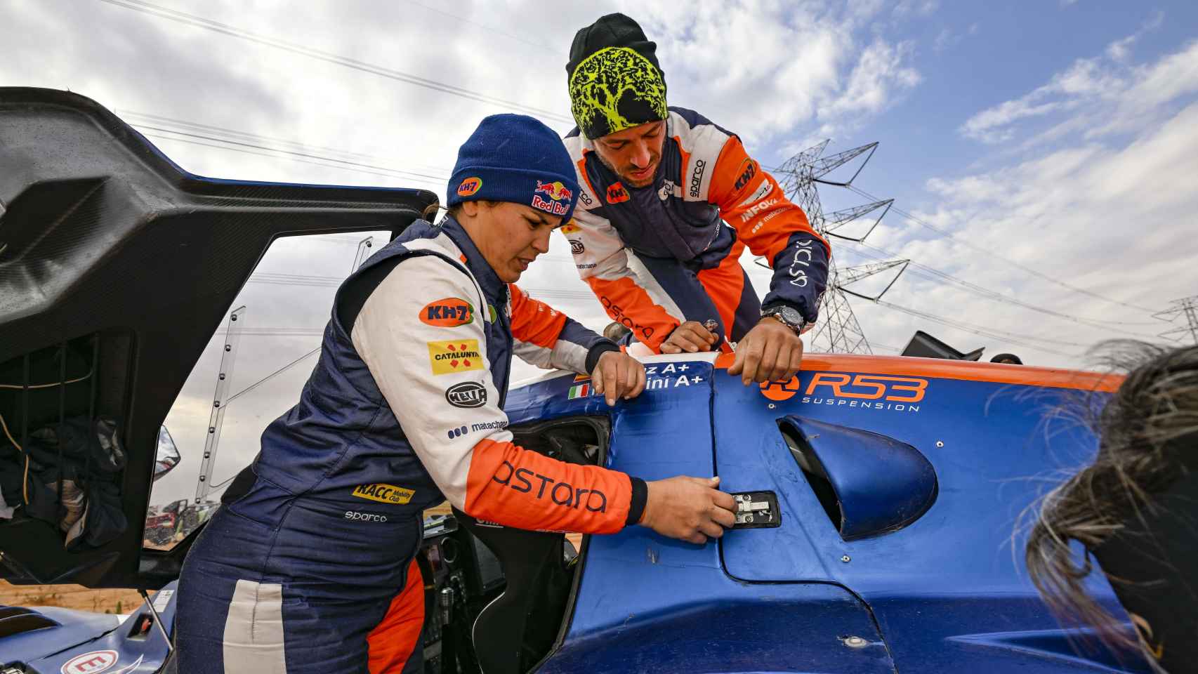 Laia Sanz realizando arreglos en su coche durante el Rally Dakar 2023