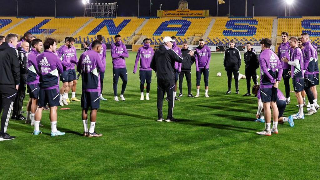 Charla de Ancelotti a sus jugadores en el último entrenamiento antes de la Supercopa de España