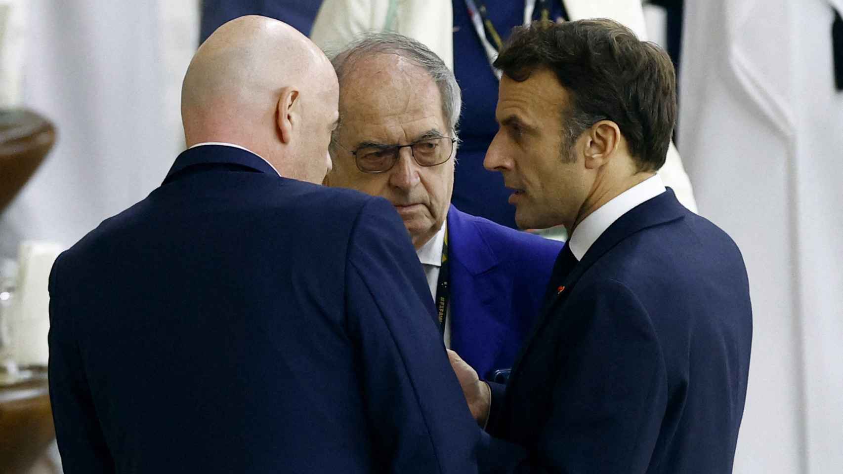Noël Le Graet, junto a Gianni Infantino y Emmanuel Macron en el Mundial de Qatar 2022