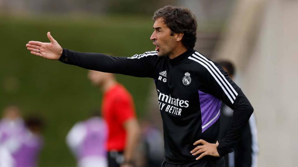 Raúl González, dirigiendo un partido del Castilla