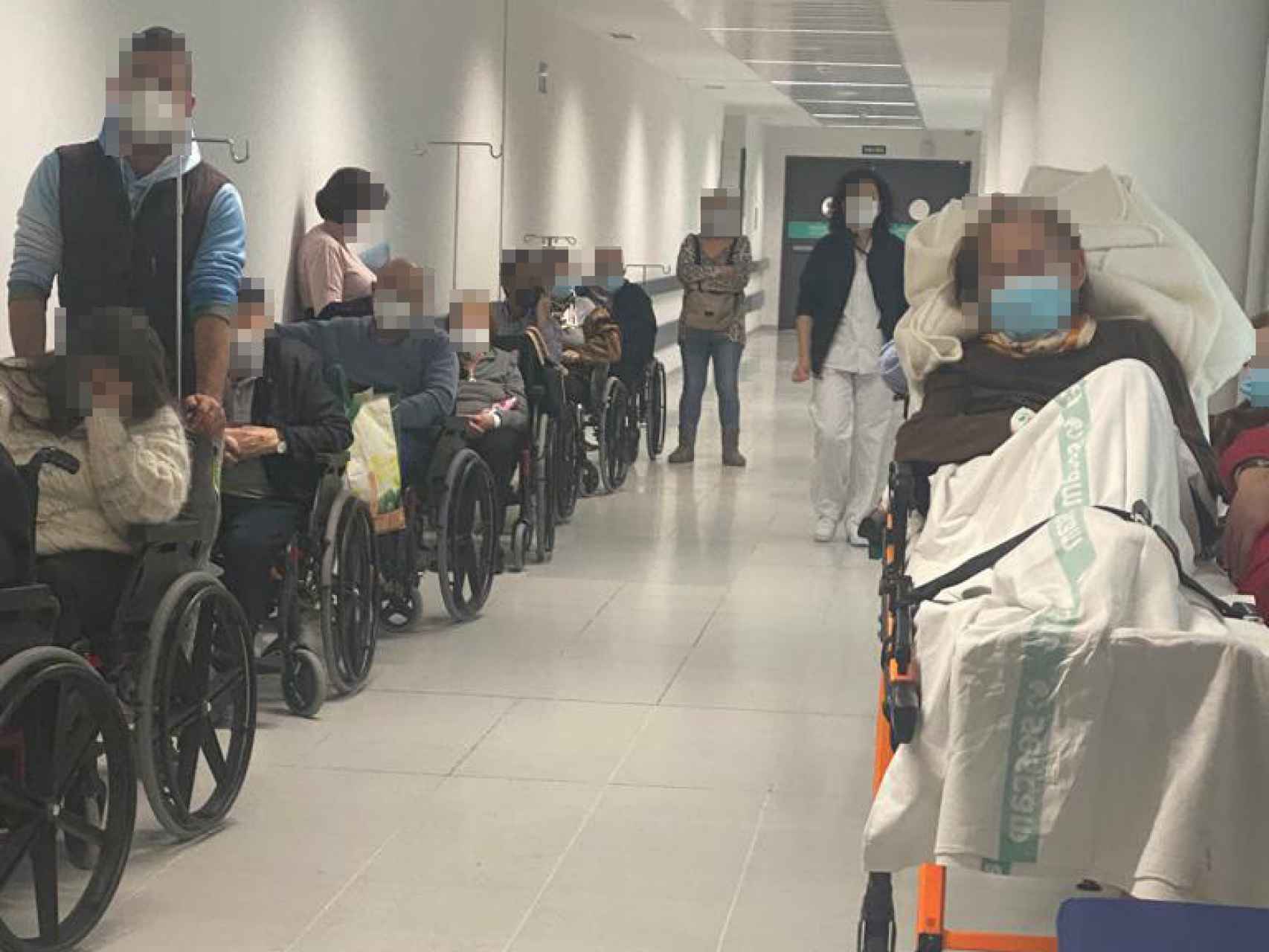 Uno de los pasillos de las Urgencias de Toledo, lleno de pacientes en espera de ingreso.