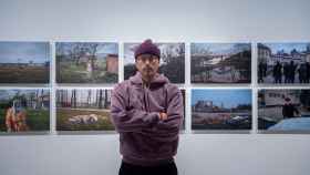El cineasta Cary Joji Fukunaga posa frente a fotografías de su exposición en la Leica Galerry de Madrid.