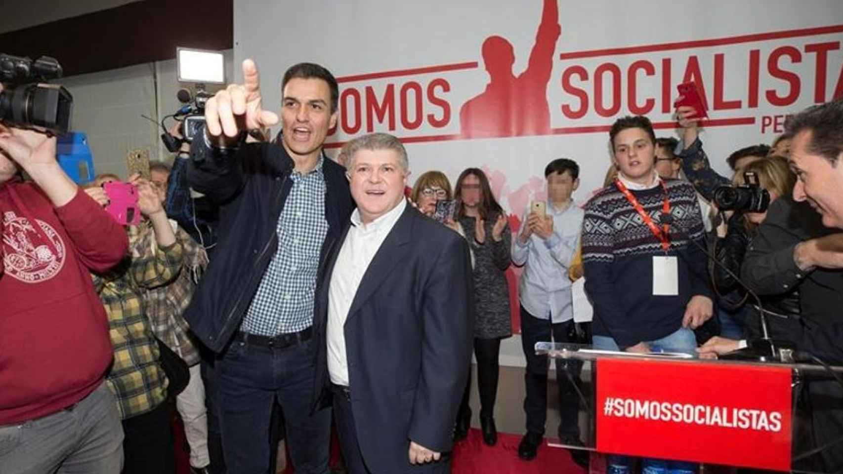 Pedro Sánchez, presidente del Gobierno, y José Vélez, secretario general de los socialistas murcianos, en el acto de campaña de las primarias del PSOE que tuvo lugar en Calasparra en febrero de 2017.