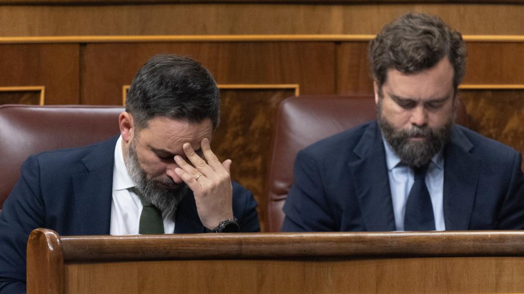 Santiago Abascal, líder de Vox, junto al portavoz parlamentario, Iván Espinosa de los Monteros.