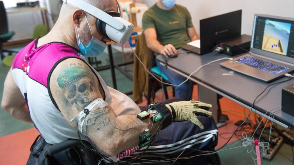 Uno de los pacientes del Hospital Nacional de Parapléjicos de Toledo, durante una sesión con realidad virtual.