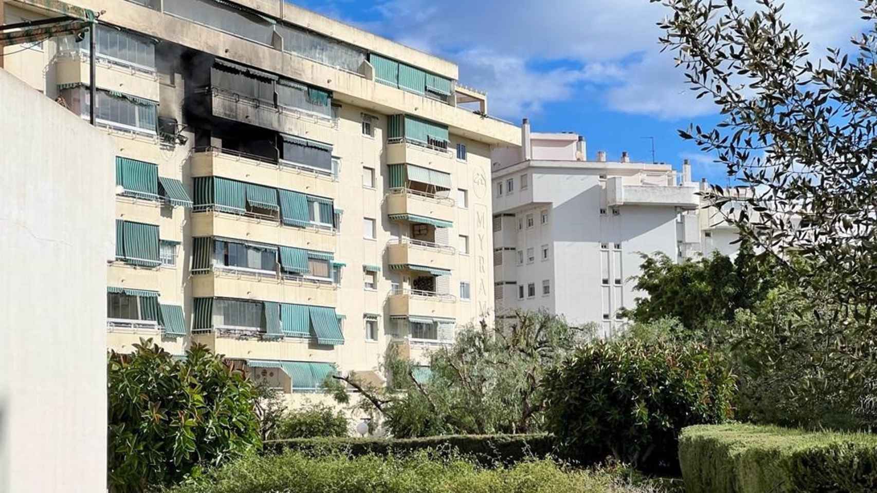 Edificio de la avenida Miramar de Fuengirola afectado por el incendio en una vivienda.