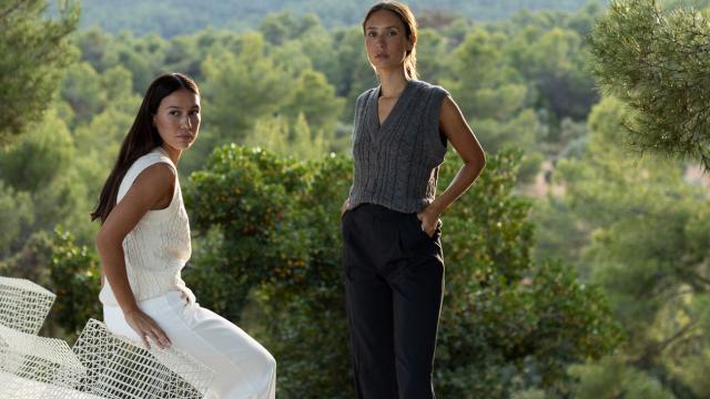 Las hermanas Villarreal posando en el jardín.