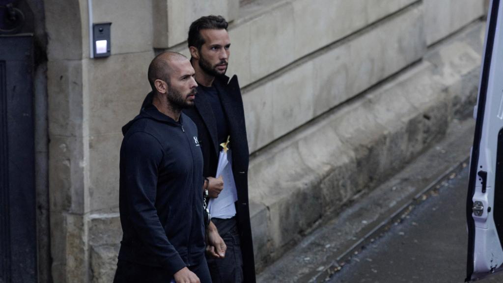 Andrew Tate sale del Tribunal de Apelación de Bucarest esposado junto a su hermano  en enero de 2023.