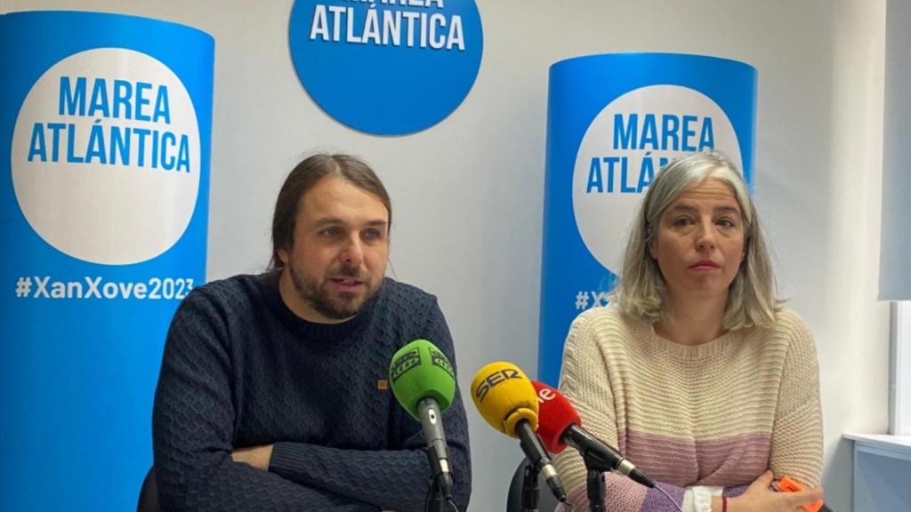 Xan Xove y María García, de Marea Atlántica, durante la rueda de prensa