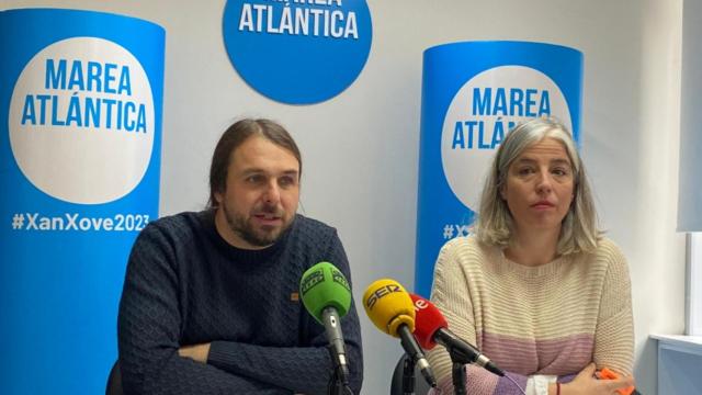Xan Xove y María García, de Marea Atlántica, durante la rueda de prensa