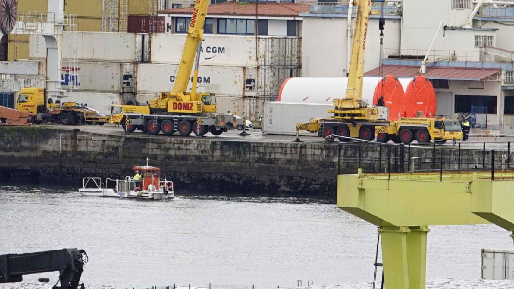 Imagen del remolque del camión tras ser sacado del agua.