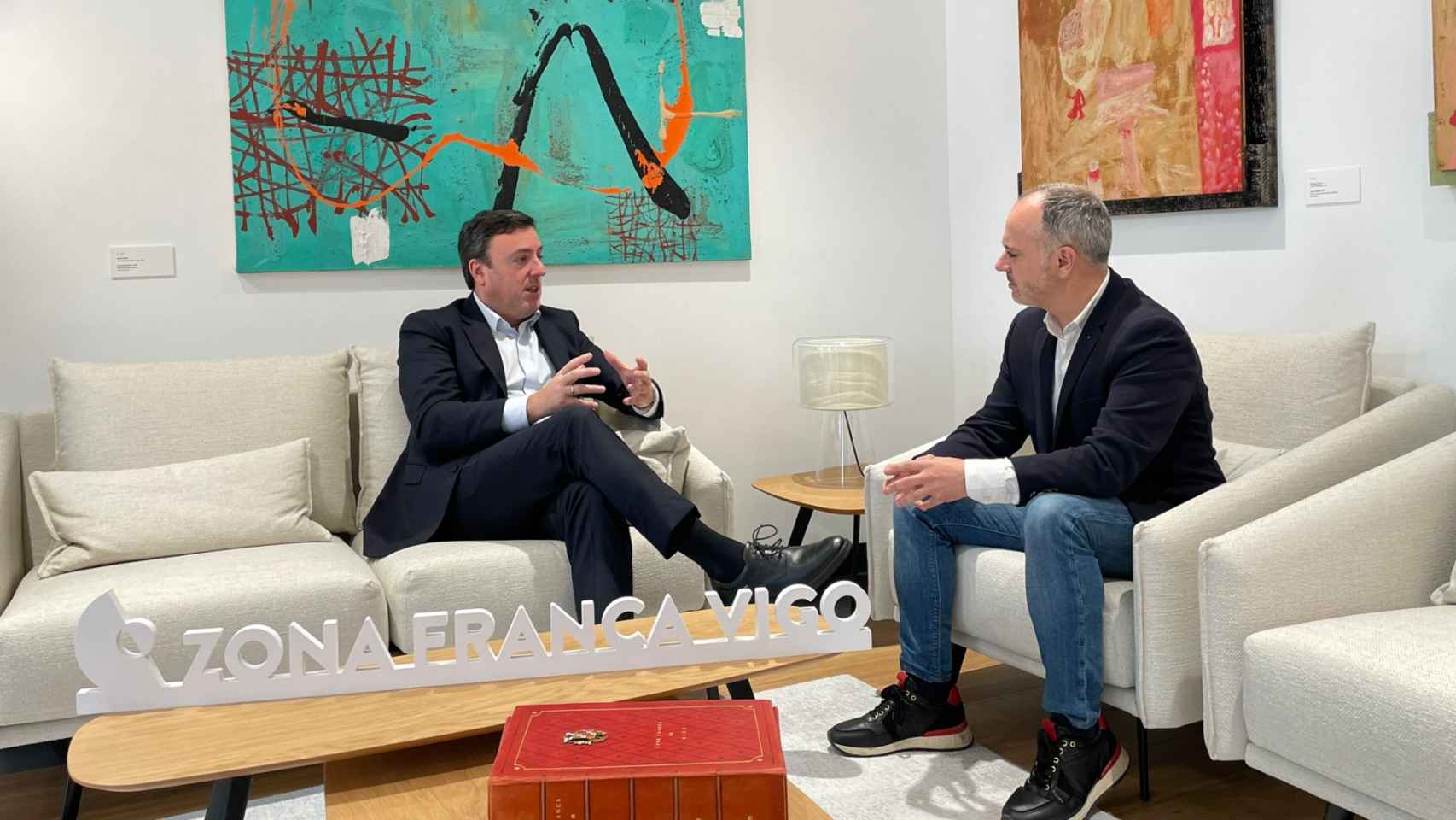 El secretario xeral del PSdeG, Valentín González Formoso, junto al delegado del Estado de Zona Franca Vigo, David Regades.