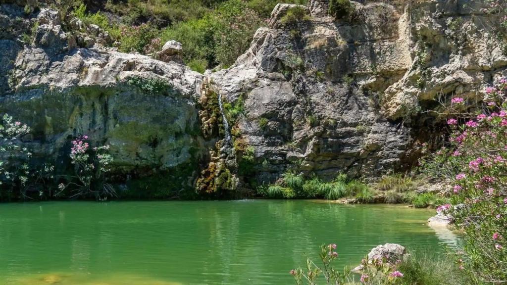 El Gorg de Salt, en Planes, una enorme piscina natural con un salto de agua.