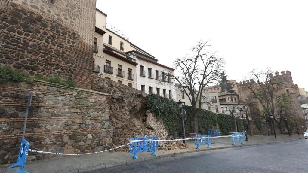 Varios metros de muralla se han venido abajo.