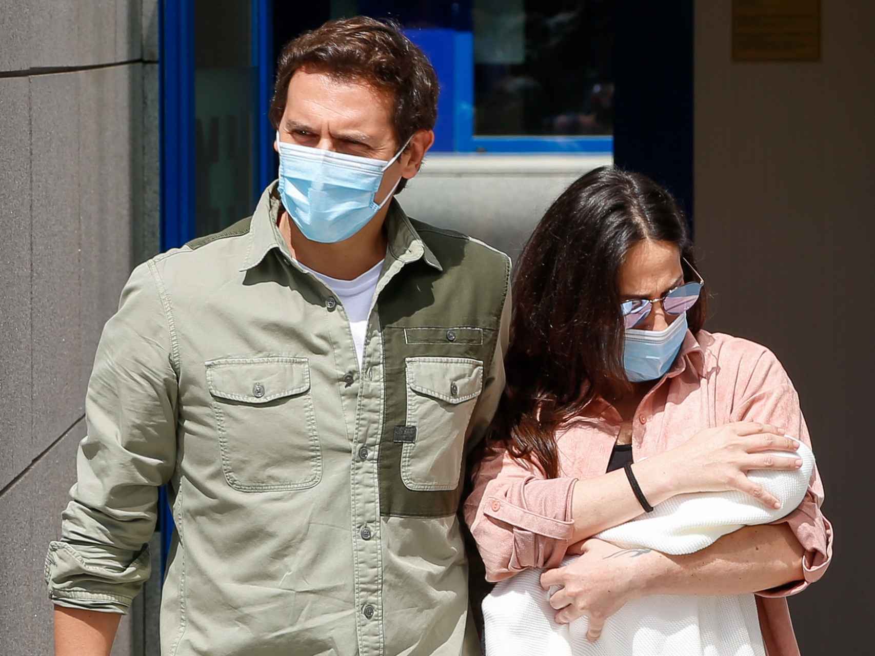 Albert Rivera y Malú a la salida del hospital con su hija Lucía en brazos.