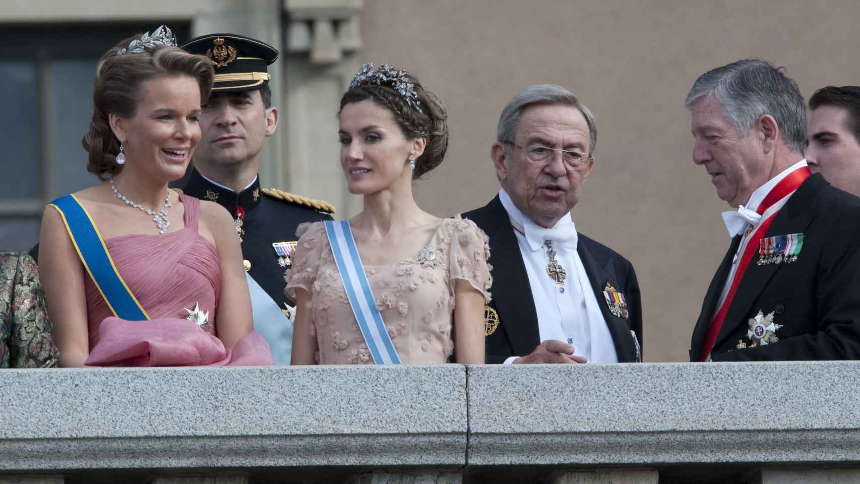 Constantino de Grecia en una fotografía tomada en Estocolmo en 2010, junto a Letizia, Felipe VI y la princesa Matilde de Bélgica.