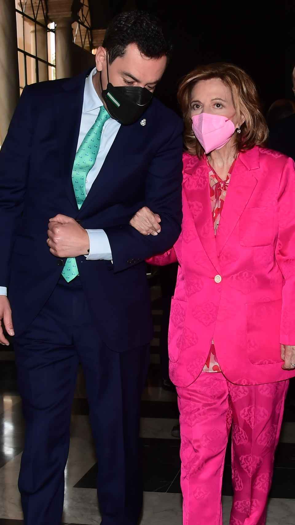 Teresa Campos junto a Juan Manuel Moreno Bonilla el día que le dieron la Medalla de Andalucía, en 2022.