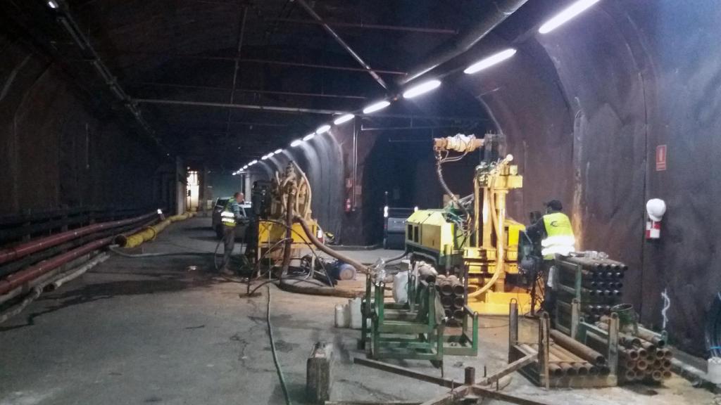 Trabajos de perforación de los sondeos en uno de los túneles del Intercambiador de Moncloa.