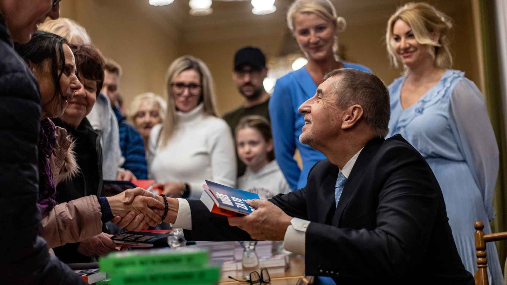 El candidato y ex primer ministro Andrej Babis firma sus libros a sus partidarios .