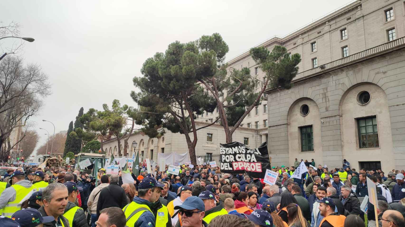 Imagen de la manifestación de los regantes celebrada este miércoles frente al Ministerio para la Transición Ecológica y el Reto Demográfico