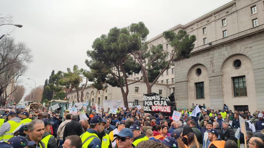 Imagen de la manifestación de los regantes celebrada este miércoles frente al Ministerio para la Transición Ecológica y el Reto Demográfico