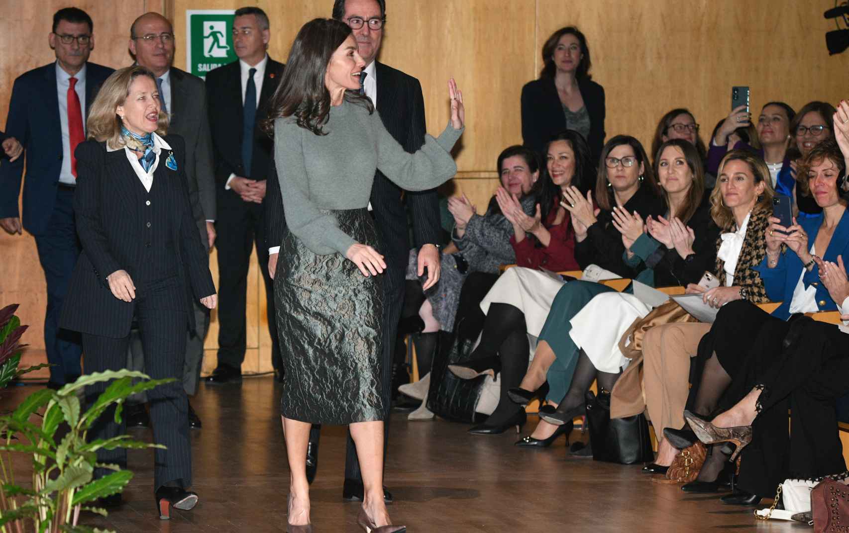 La reina Letizia entra al acto junto a la vicepresidenta primera y ministra Nadia Calviño y el presidente de la CEOE, Antonio Garamendi.