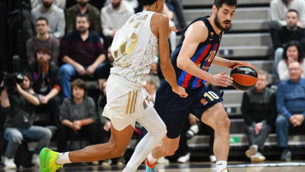 Nikola Kalinic sube un balón en una jugada de ataque ante ASVEL Villeurbanne