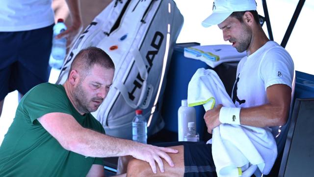 Novak Djokovic, con problemas físicos durante su práctica en la Rod Laver Arena