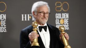 Steven Spielberg posa con sus dos Globos de Oro.
