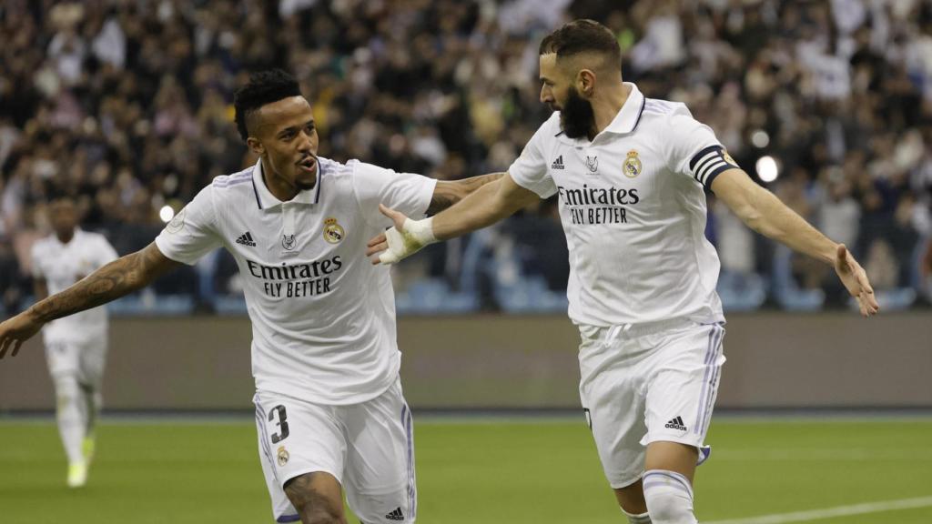 Militao y Benzema celebran el gol del francés en la semifinal de la Supercopa de España 2023