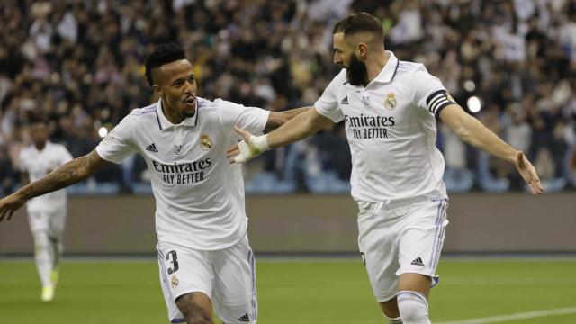 Militao y Benzema, celebrando el gol del francés en la semifinal de la Supercopa de España 2023