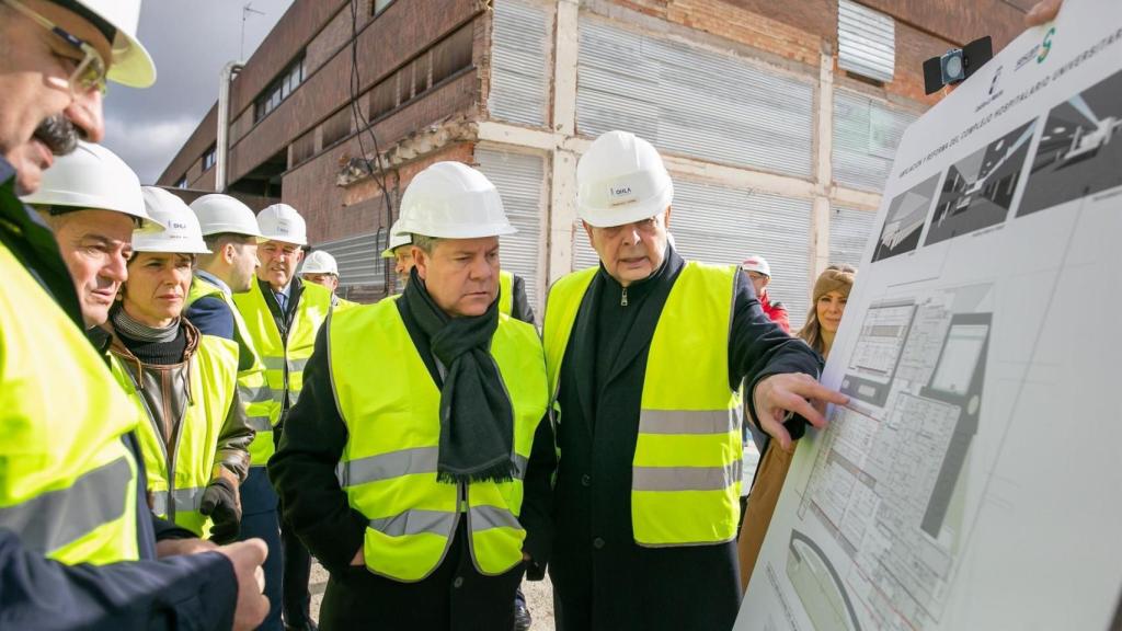 El presidente de Castilla-La Mancha, Emiliano García-Page, en las obras del Hospital de Albacete - Europa Press